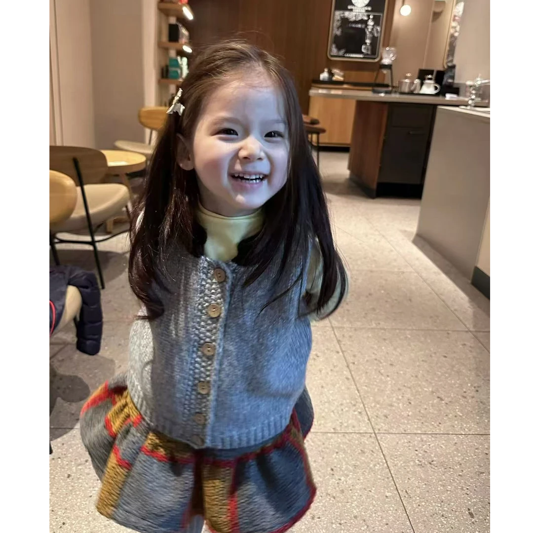 壹妈韩版童装萌娃穿搭女童秋冬套装儿童洋气针织背心马甲格子半裙