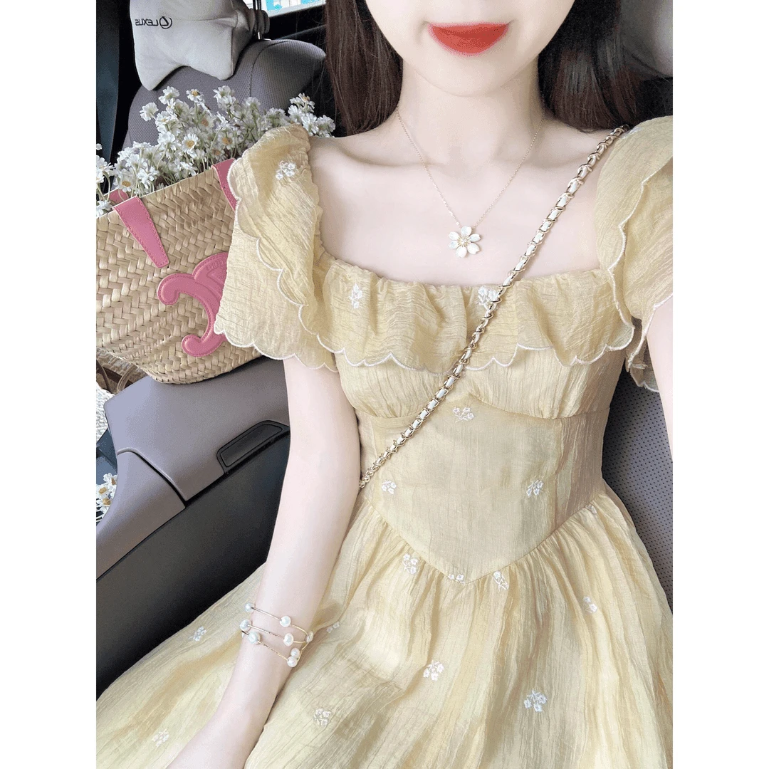 法式复古方领小飞袖连衣裙女夏季2024新款温柔风收腰显瘦茶歇长裙