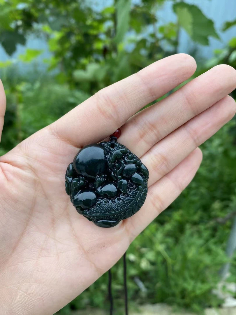 和田玉黑青貔貅挂件