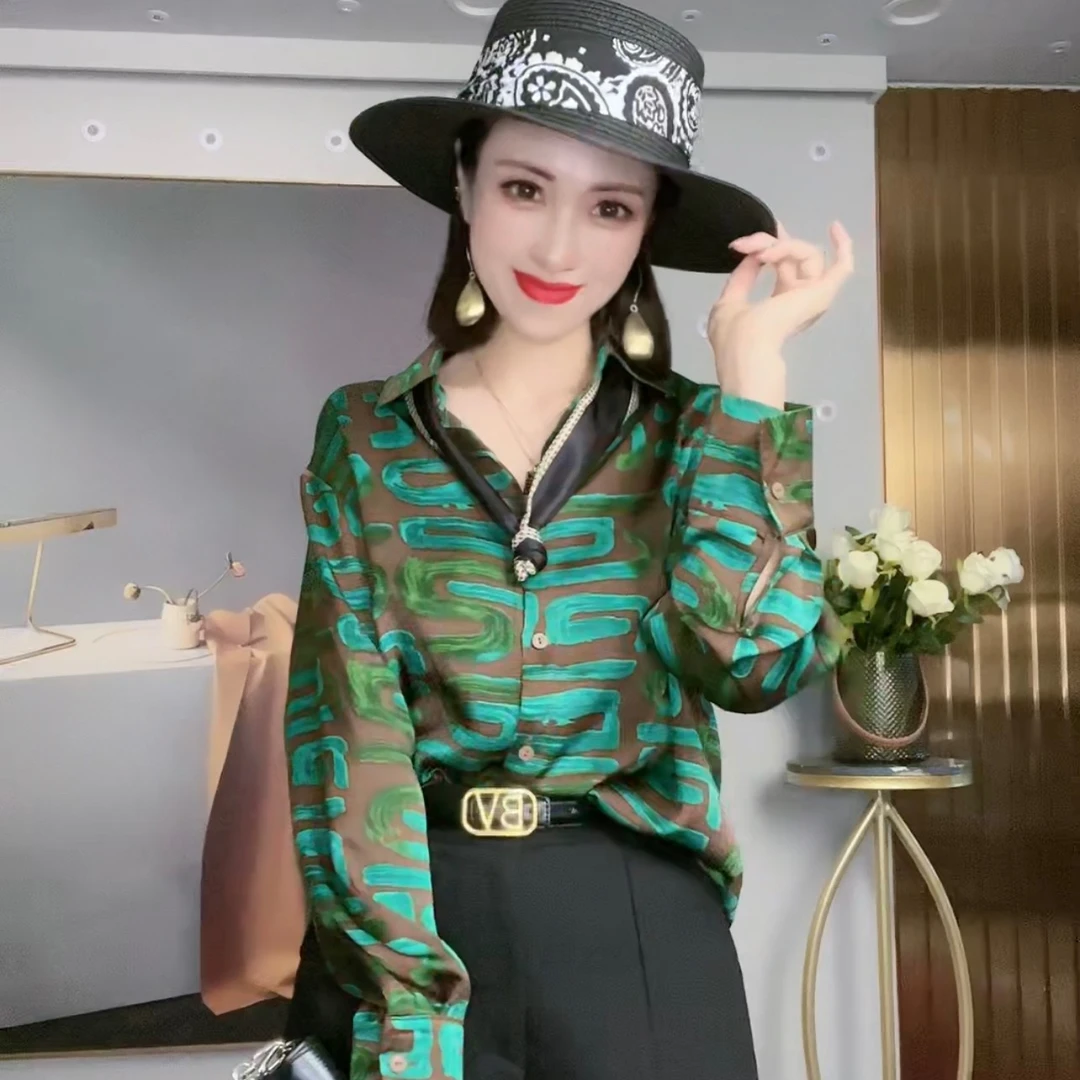 【翠镜疏影】2025春季新款时尚丝滑变色彩绿咖花版长袖衬衫