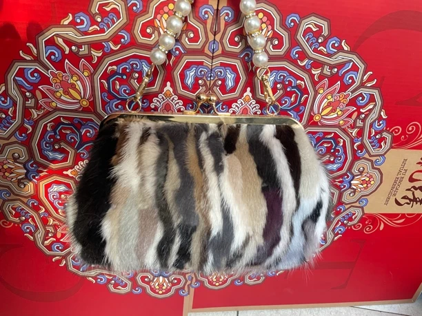 2024时尚女士毛茸茸手提斜挎包包