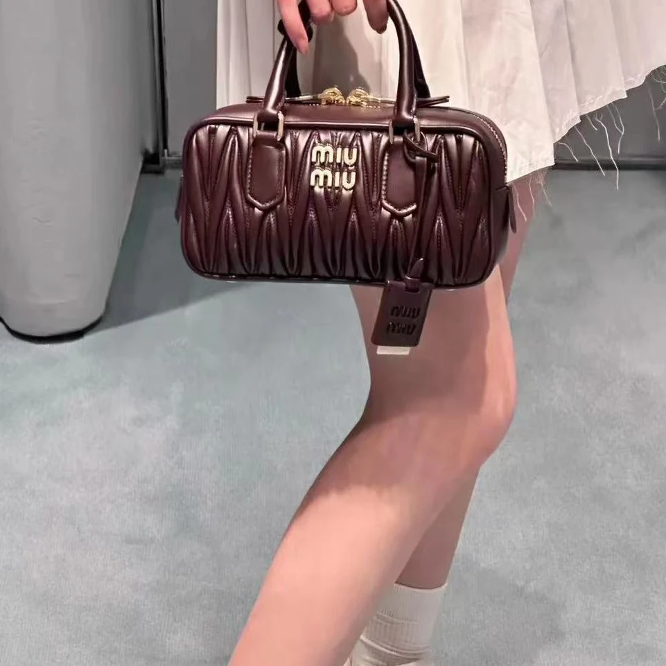 95新 MIU MIU/缪缪 坤球奢选缪缪小号巧克力保龄球包