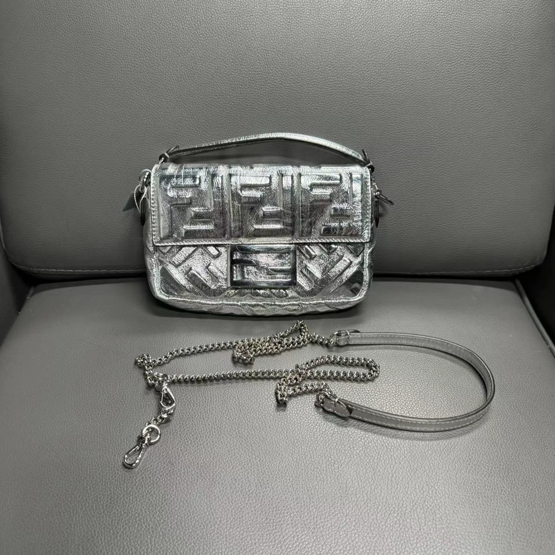 95新 FENDI/芬迪 坤球奢选 芬迪银色浮雕woc包