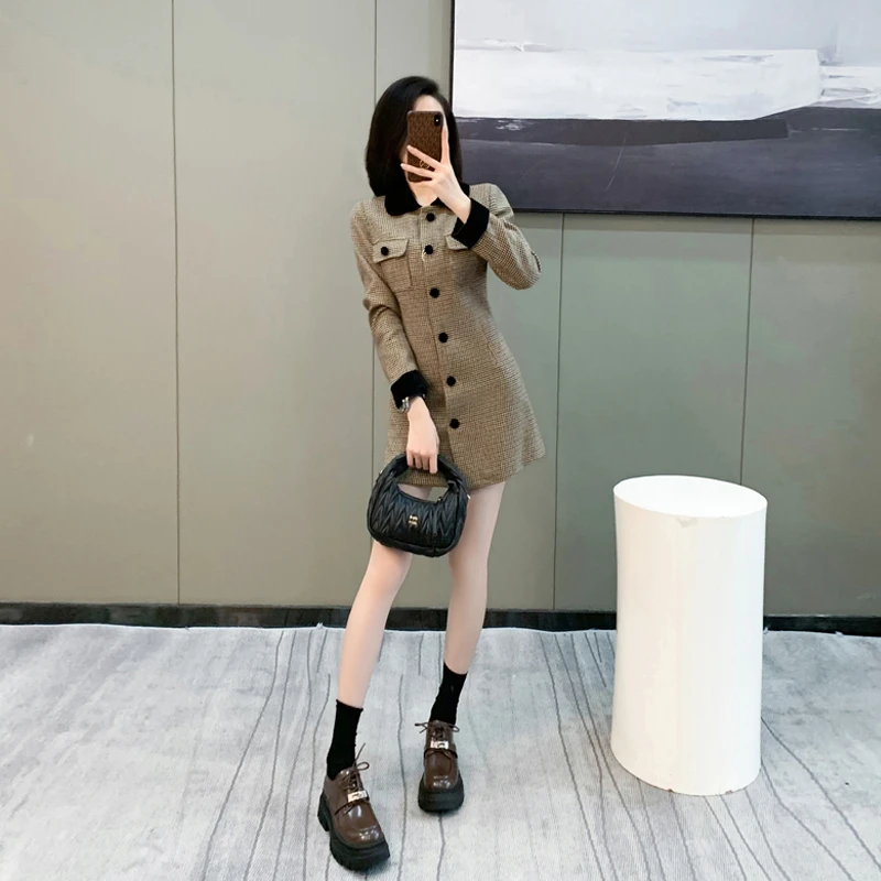 法式茶系小香风时尚连衣裙2024早秋新款设计感气质显瘦格子裙子