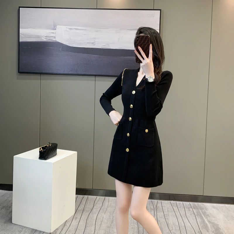黑色单排扣针织连衣裙女2024年秋冬季长袖赫本风小黑裙收腰显瘦