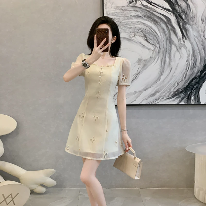 法式气质小花方领镂空绣花收腰连衣裙女夏季高级感纯欲a字短裙子