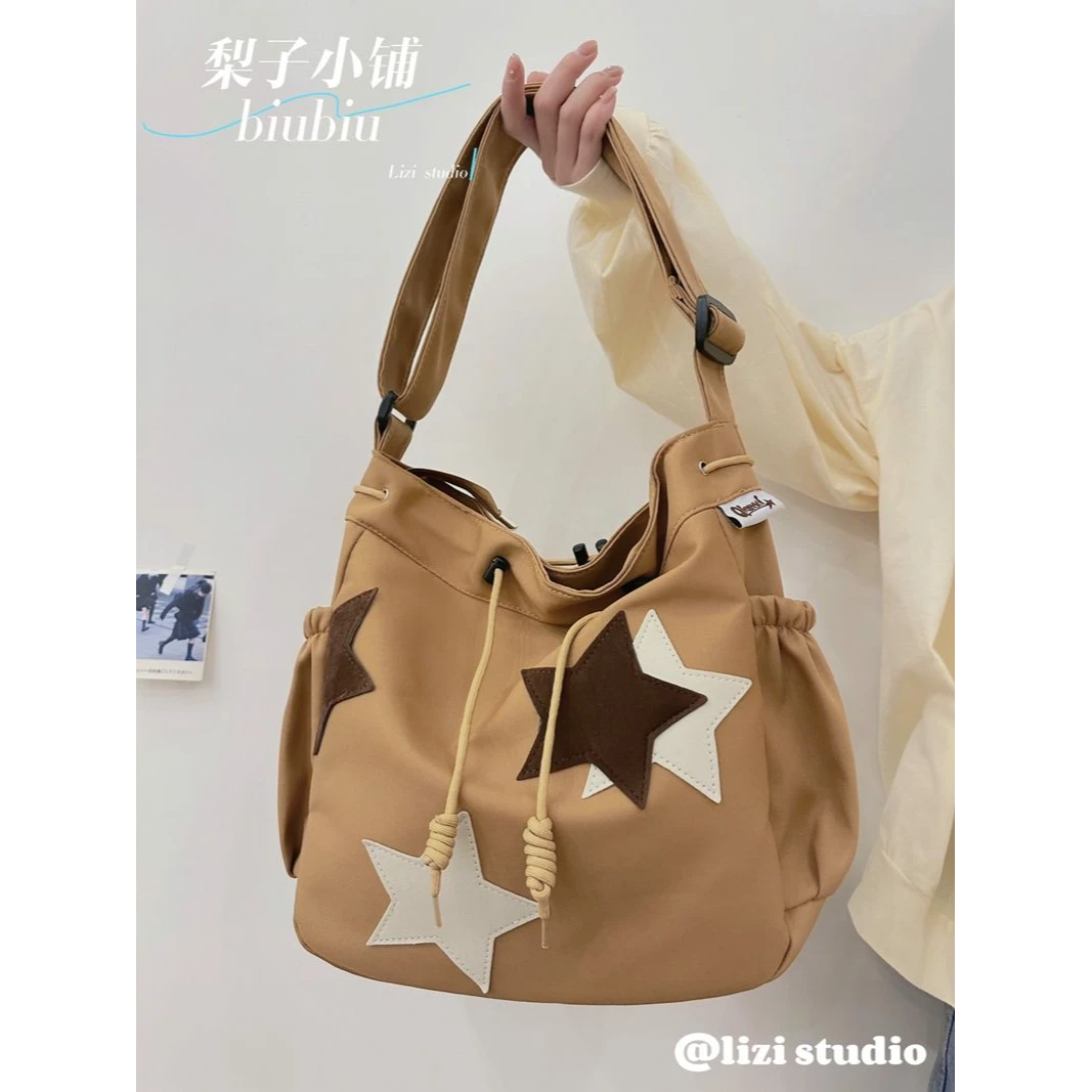 ins韩风辣妹斜挎包女大容量五角星帆布包休闲百搭学生上课单肩包