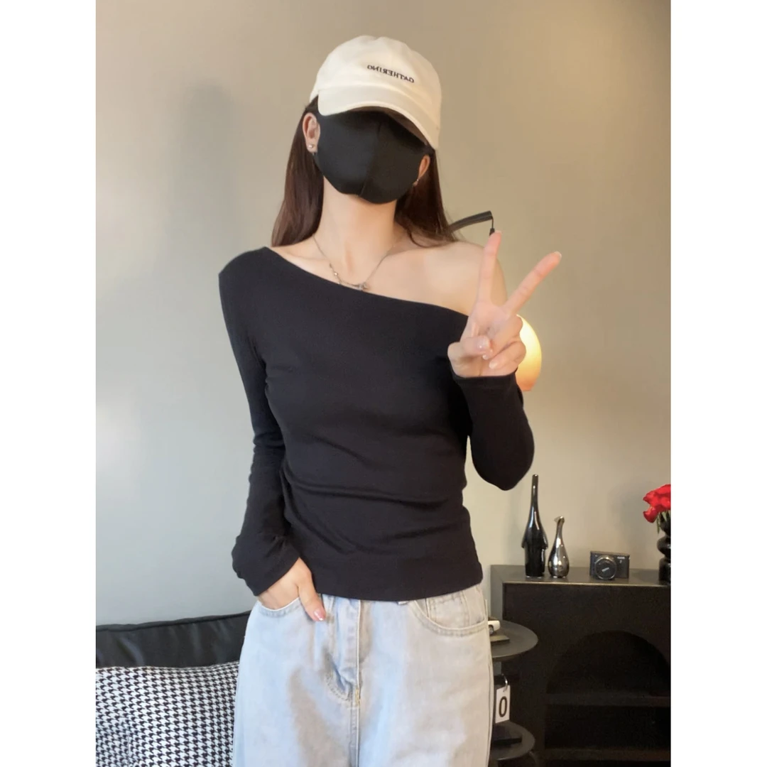 甜辣风黑色斜露肩长袖t恤设计紧身短款内搭打底衫显腰细别致上衣