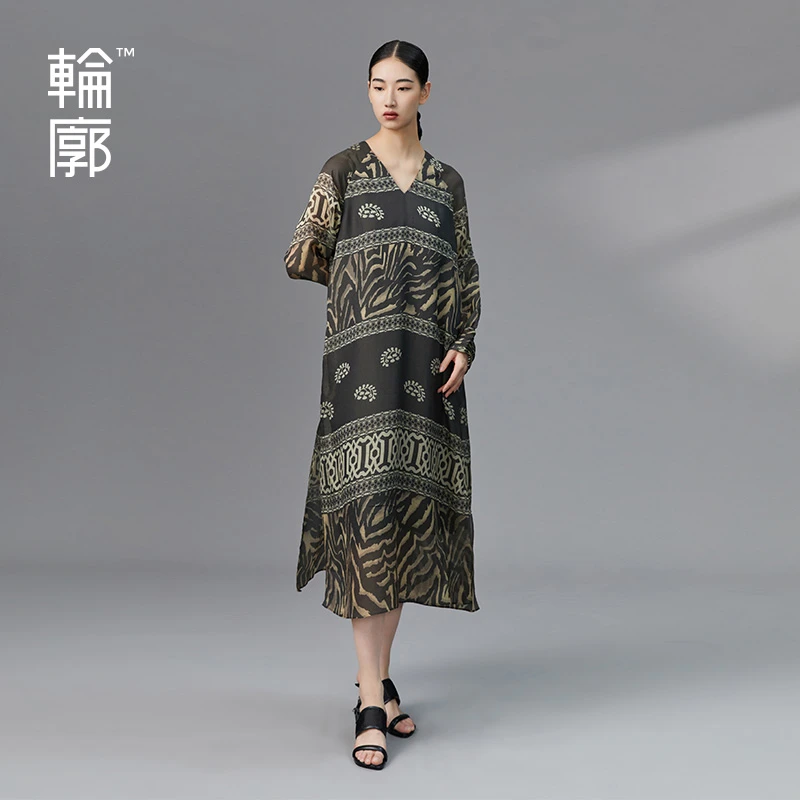 轮廓风云令V领连衣裙L233Y010中式复古虎纹印花宽松通勤女装长裙
