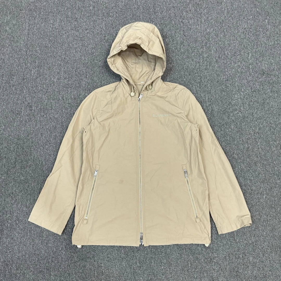 Burberry巴宝莉 卡其色尼龙背后logo夹克外套 34码99新 9175384