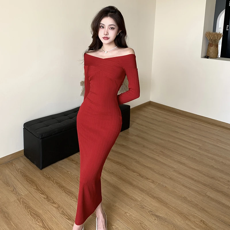 适合参加宴会的裙子法式复古挂脖连衣裙秋冬显瘦性感气质包臀裙