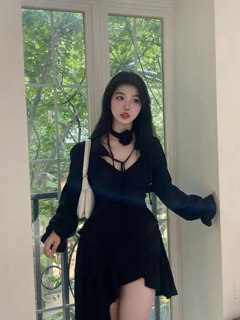 法式小众v领吊带露背连衣裙设计感打揽褶皱收腰显瘦短款小黑裙潮