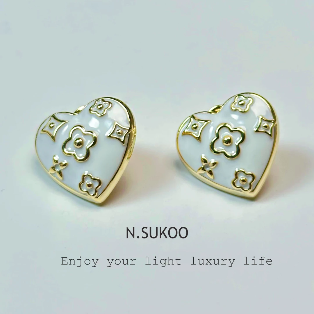 铜合金珐琅耳饰 E0421 时尚爱心气质百搭精致爱心甜美老花耳钉