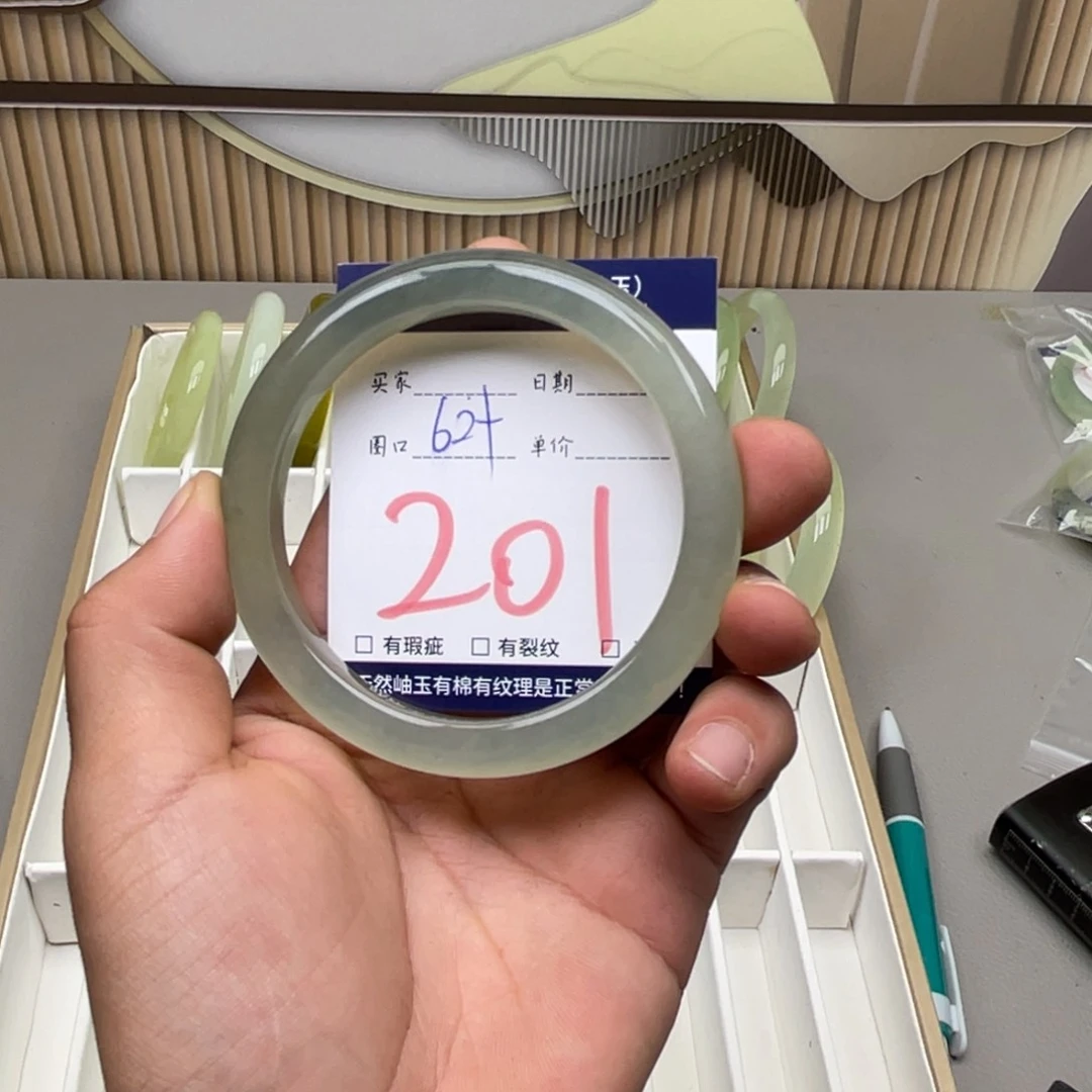 岫玉手镯手镯未镶嵌