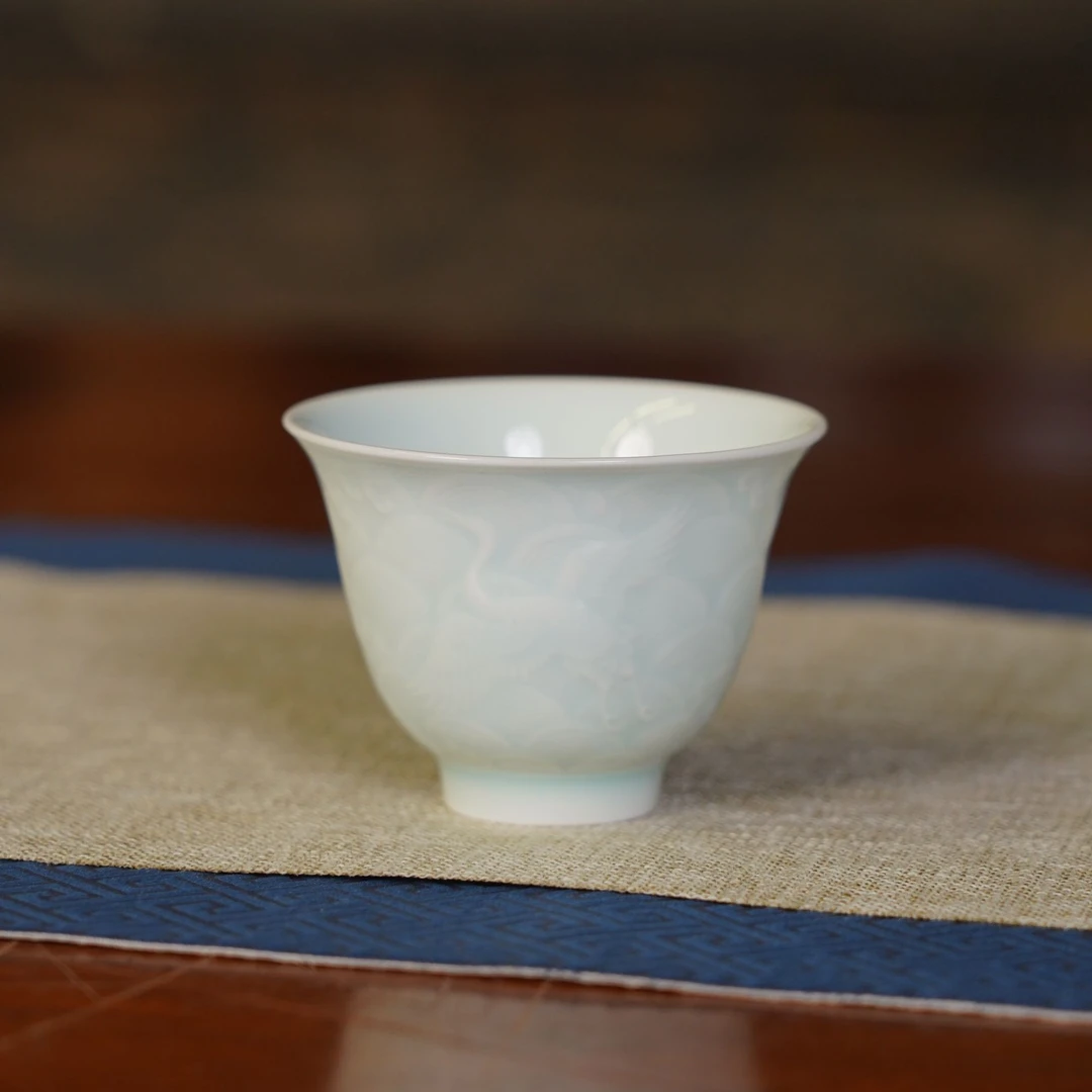 景德镇 影青雕刻海水鹤纹主人杯