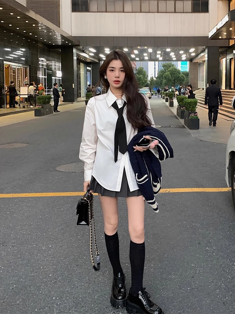 新款白色宽松百搭时尚设计感小众学院风衬衫女小个子内搭百褶短裙