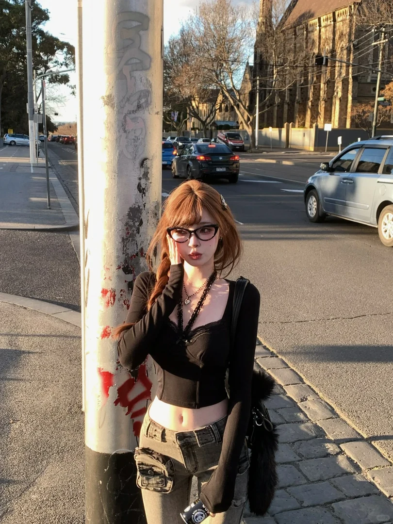 纯欲辣妹气质挂脖T恤上衣女2024年秋季新款设计感显瘦牛仔长裤子