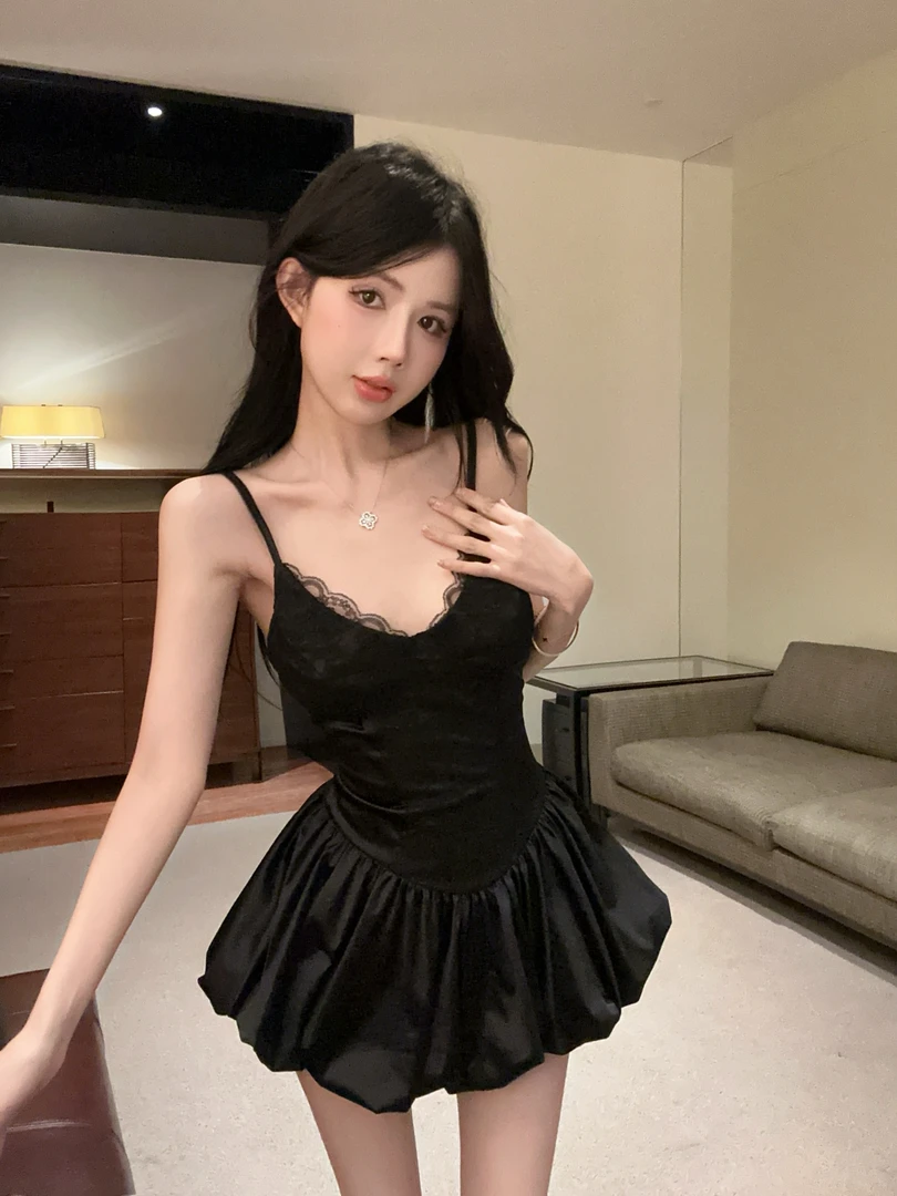 纯欲辣妹设计感气质蕾丝拼接修身吊带连衣裙秋冬新款内搭打底短裙