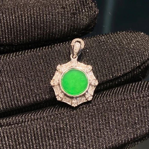 18k金镶南非钻小圆牌吊坠绿色高冰冰绿