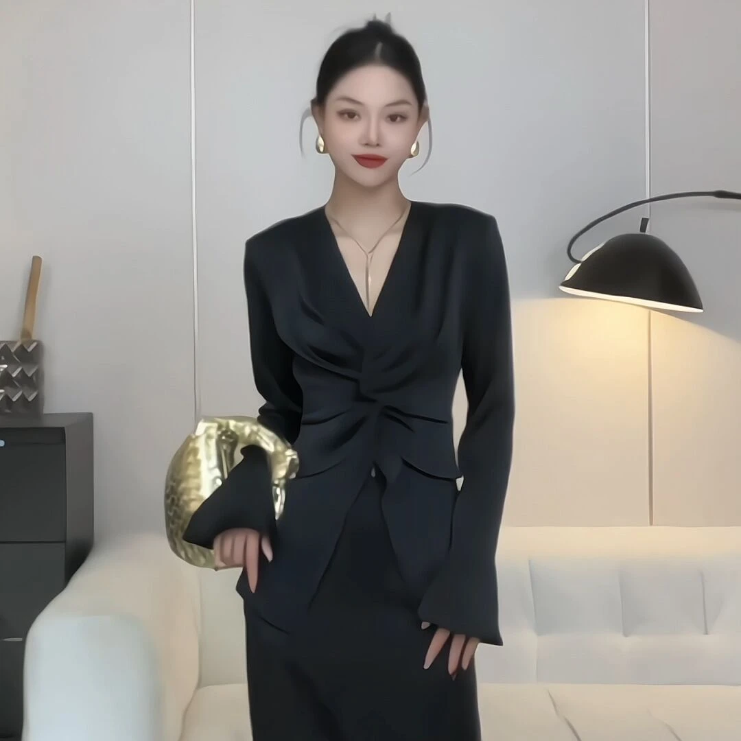 2025秋冬法式不规则喇叭袖缎面衬衫女御姐时尚高级感收腰显瘦上衣
