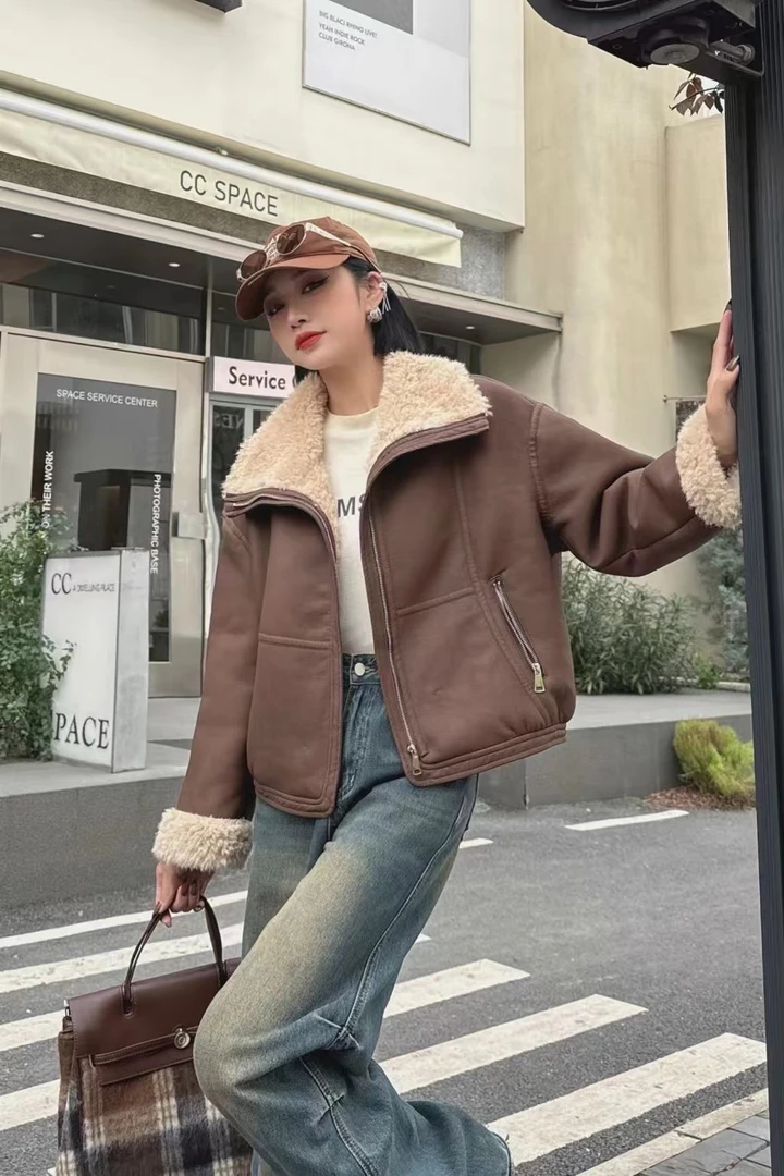 时尚翻领短款外套保暖加厚皮毛一体女装