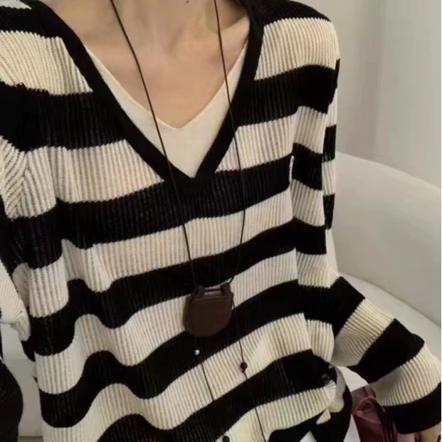 秋季新款拼接v领夕阳毛条纹针织长袖