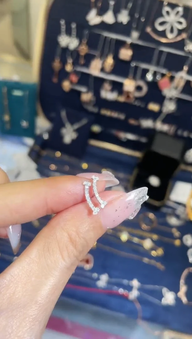 【闪购商品】钻石耳钉18K金镶嵌k白微笑耳钉