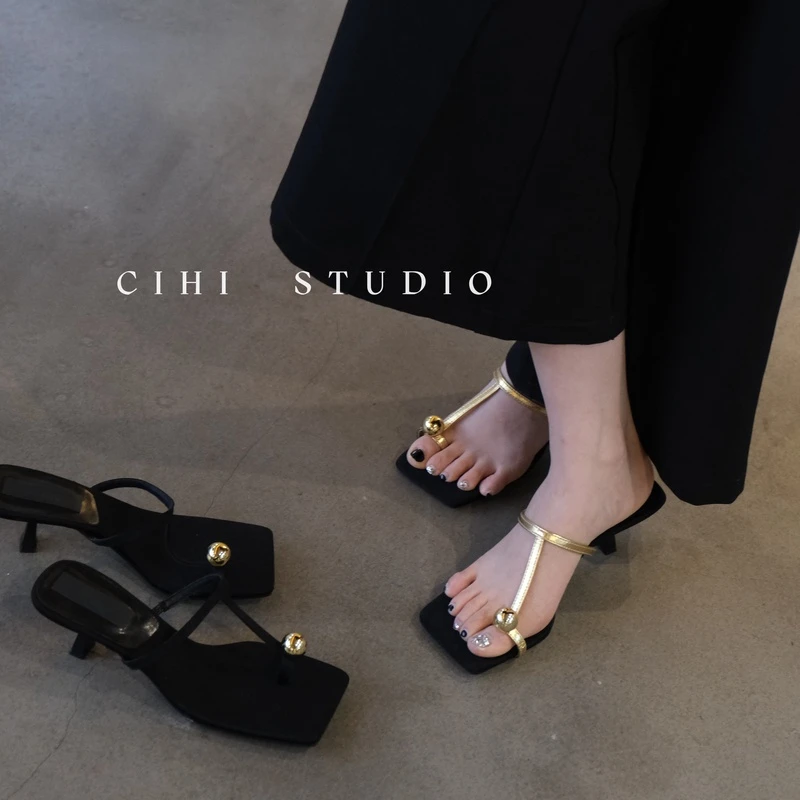 5-534-念几千春-黑金银套趾设计感一字带细猫高跟凉鞋！！
