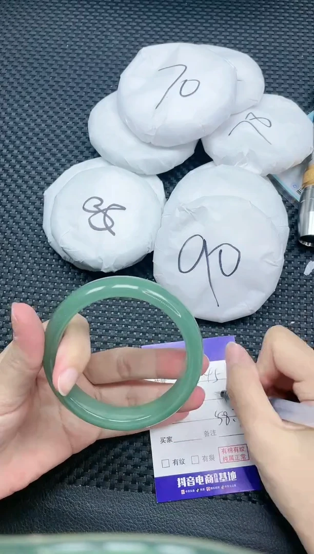 【闪购商品】石英质玉手镯未镶嵌18L145-58