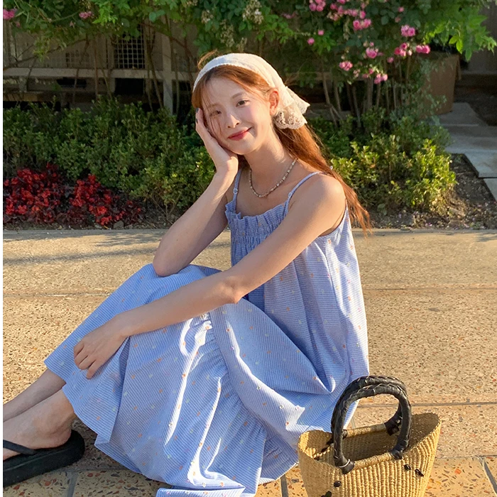 高能感甜美清晰休闲度假风格纹吊带连衣裙夏季女宽松中长款连衣裙
