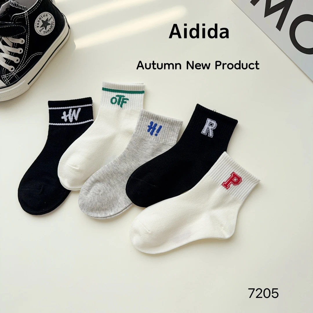 爱嘀嗒春秋季上新儿童棉袜极简风男童中筒字母棉袜百搭儿童袜子