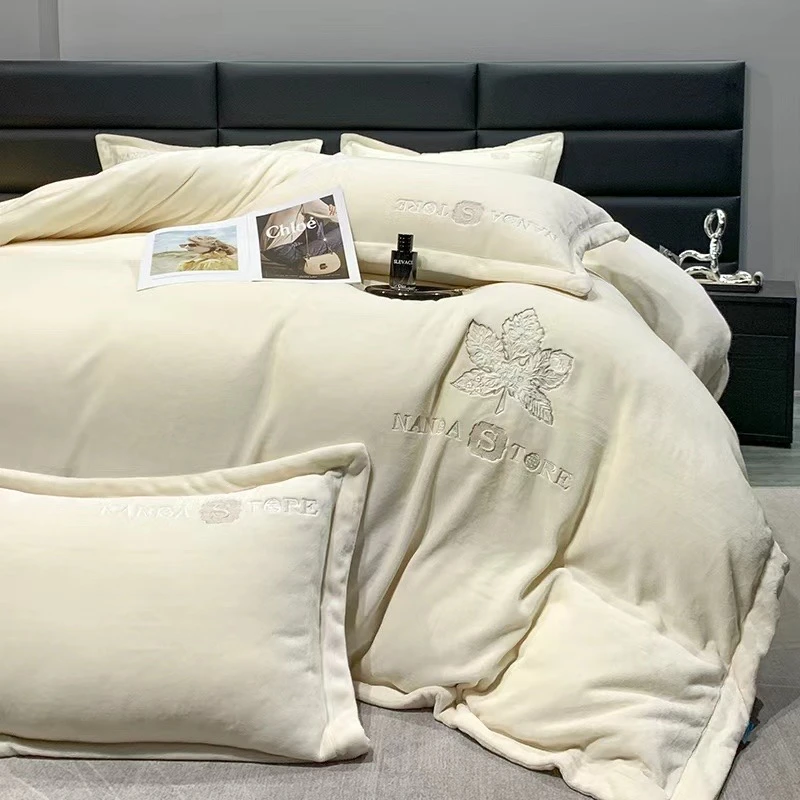 简约绣花蚕丝绒四件套加厚保暖高克重牛奶绒床上用品