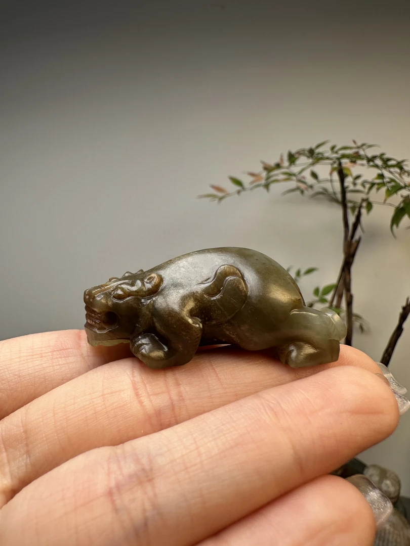 和田玉趴窝姿态瑞兽