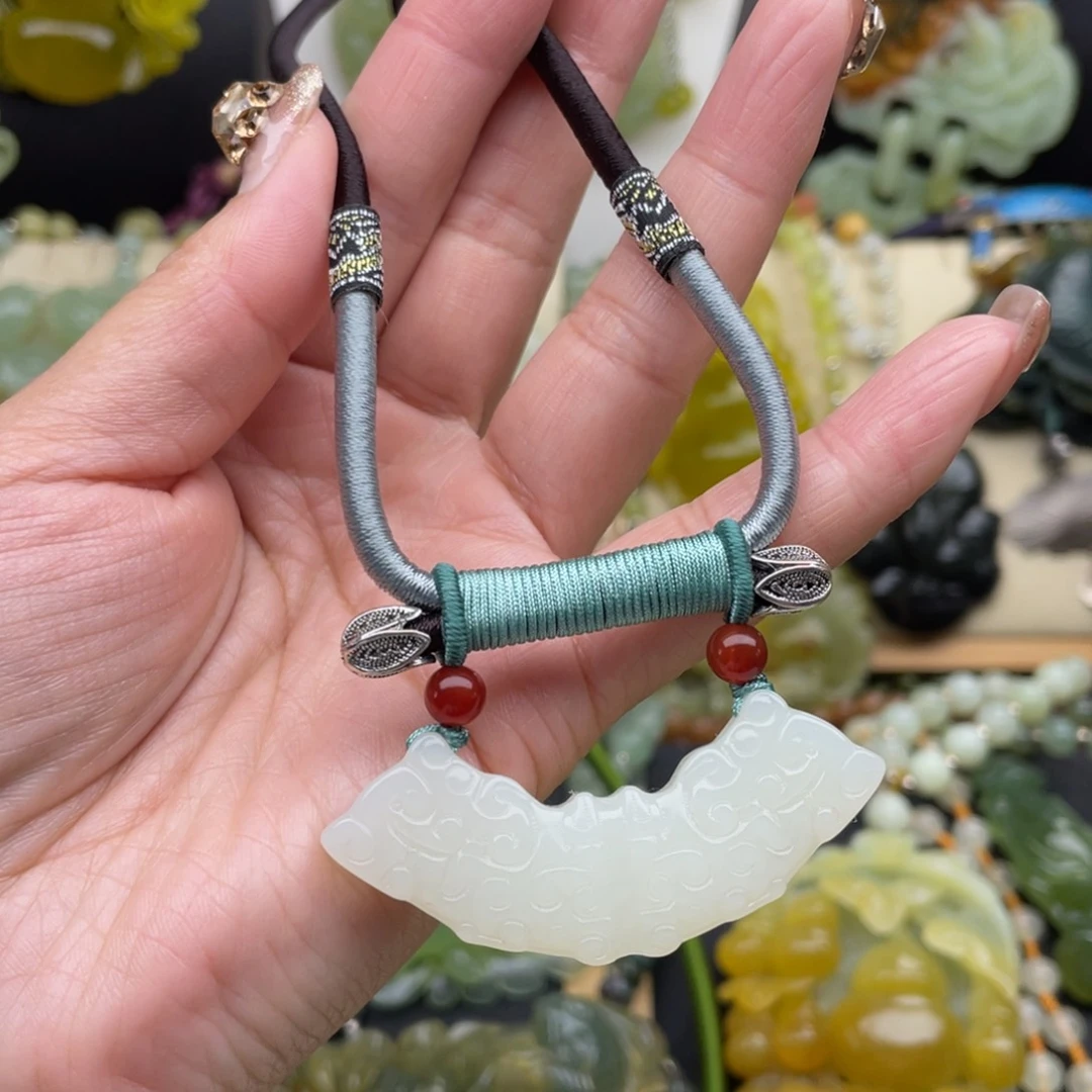 蛇纹石玉颈饰未镶嵌