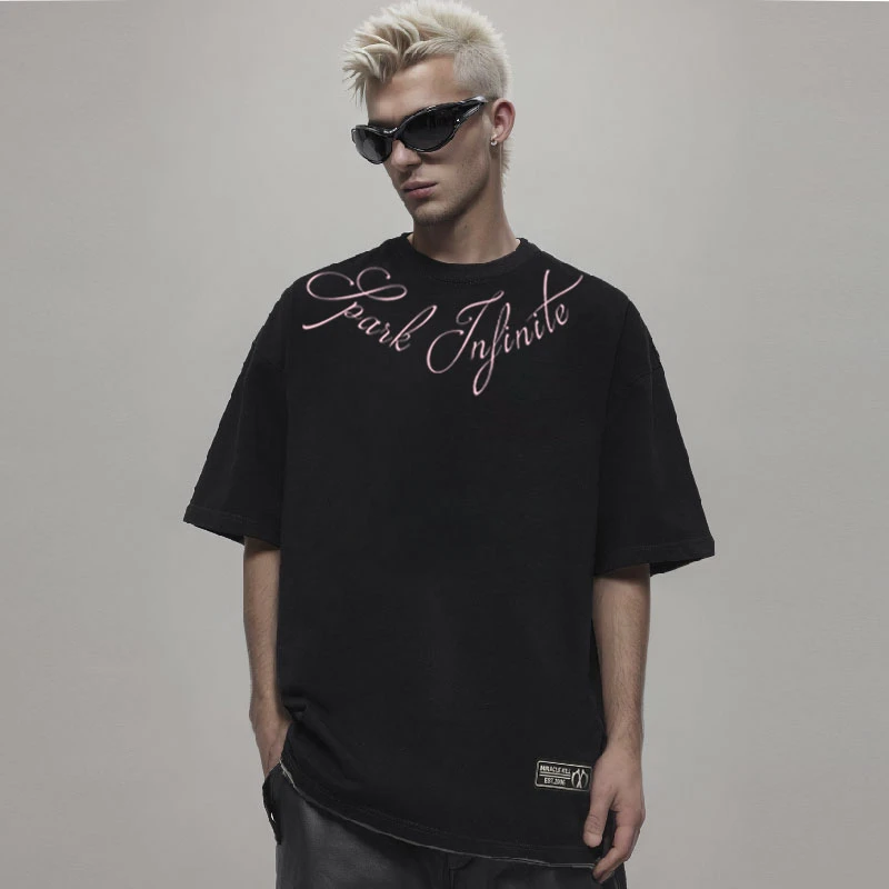MIRACL EKILLxSPARK INFINITE联名款2024手写弧度体字印花短袖T恤