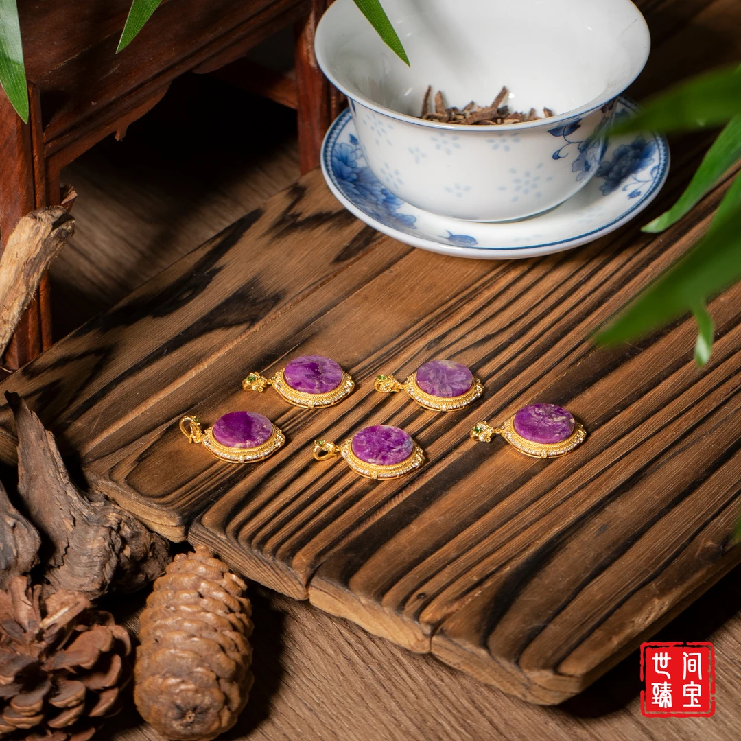 世间臻宝-宛桔丨18K果酱红舒俱来无事牌吊坠/多样性发一个/P3650