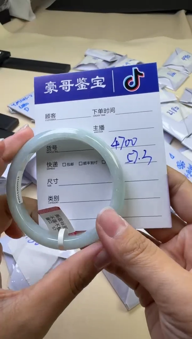 【闪购商品】翡翠手镯未镶嵌V441手镯