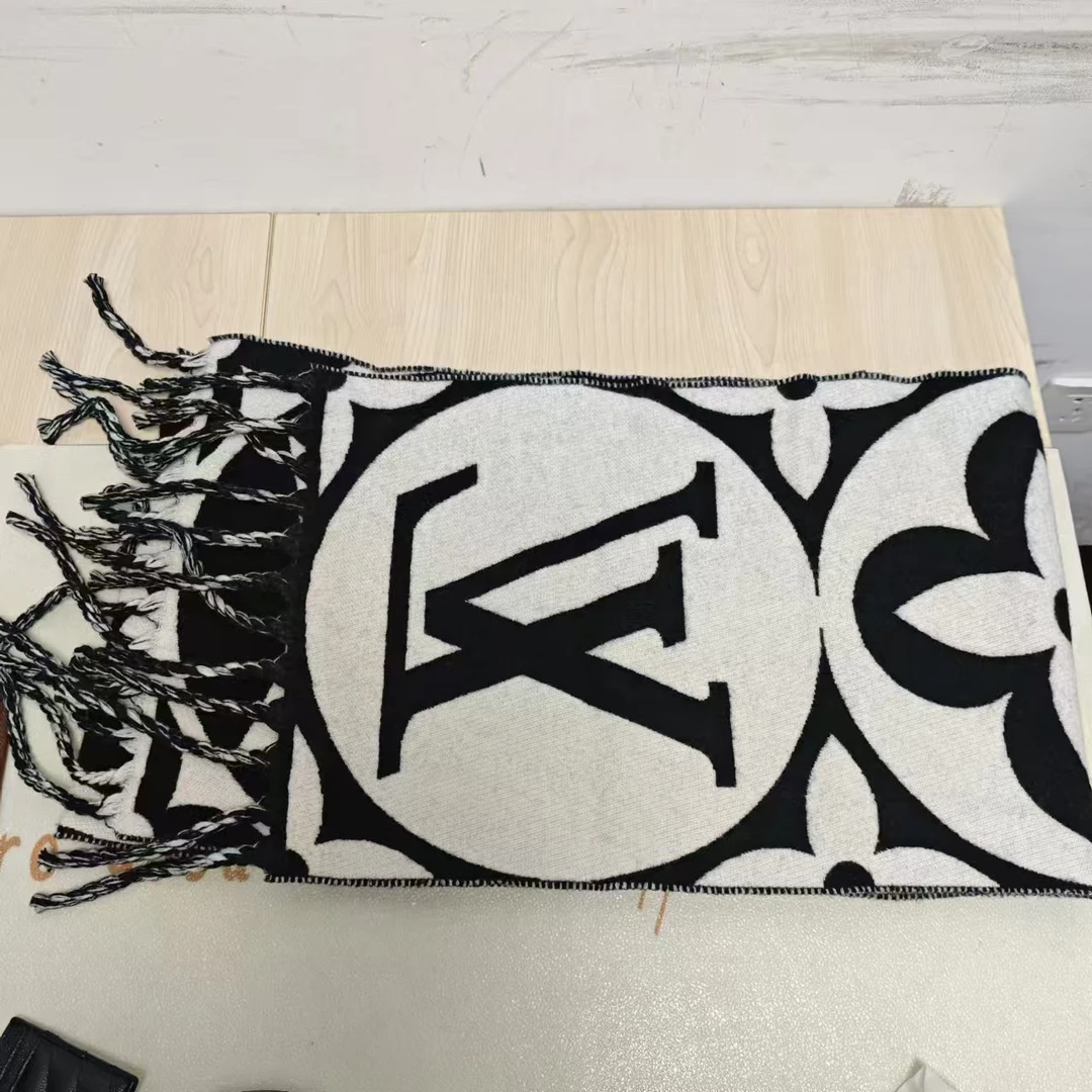 麦殿/99新/LV路易威登/羊绒围巾黑白拼色/209*30cm/240812CTT8L11