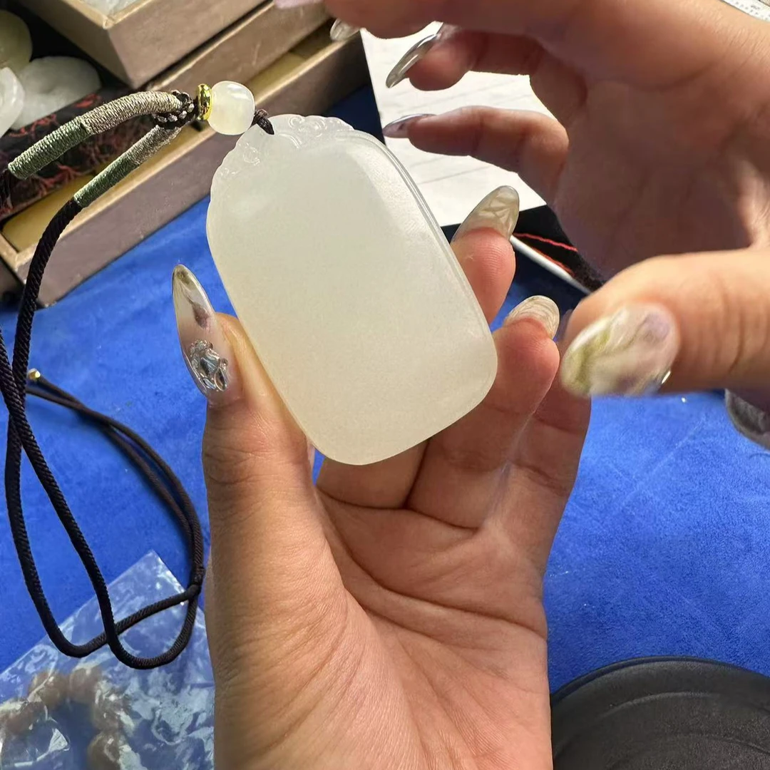 新疆天然玉石配绳子带礼盒