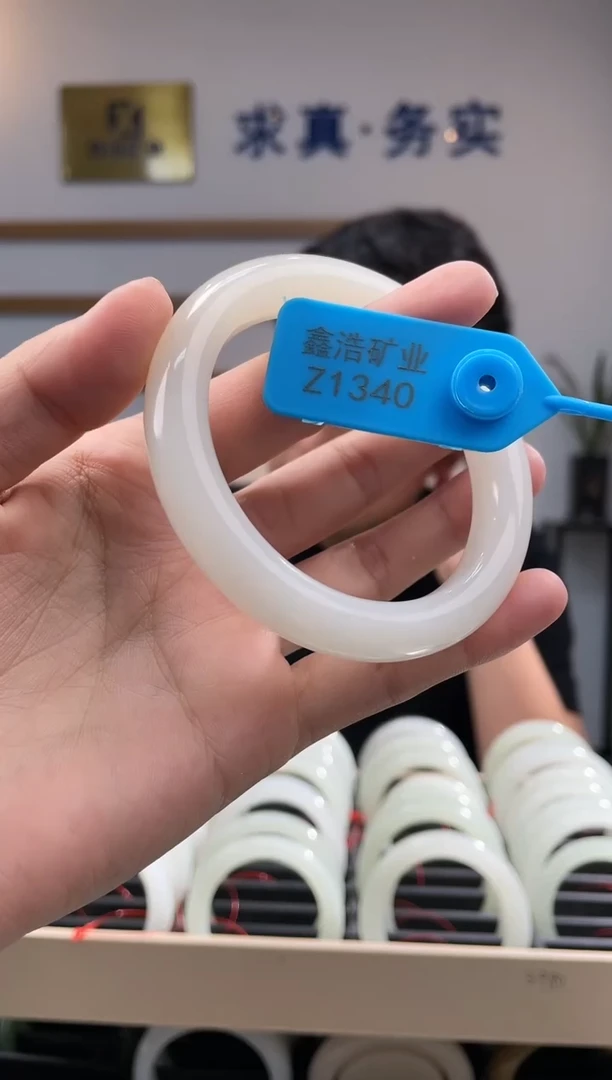【闪购商品】和田玉手镯未镶嵌白胶猫Z1340圈口55