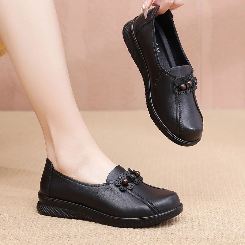 鞋子大码女士老年人平底圆头春秋中老年软底妈妈鞋老人