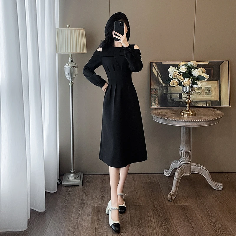 女装高级感法式连衣裙秋冬打底洋气时髦气质收腰漏肩中长款小黑裙