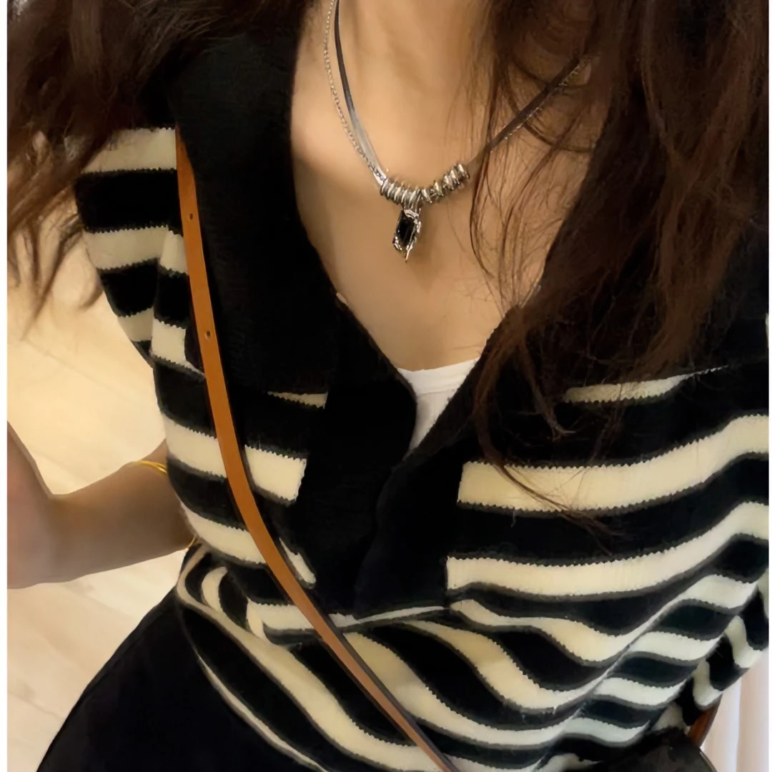 条纹翻领针织马甲女设计感内搭打底毛衣背心复古无袖宽松上衣112