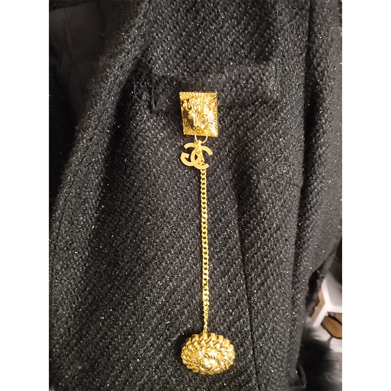 金色胸针