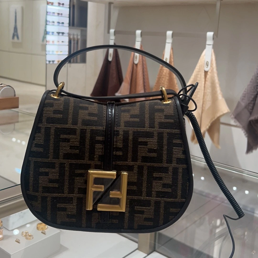 全新未使用 FENDI/芬迪 芬迪马鞍老花小号