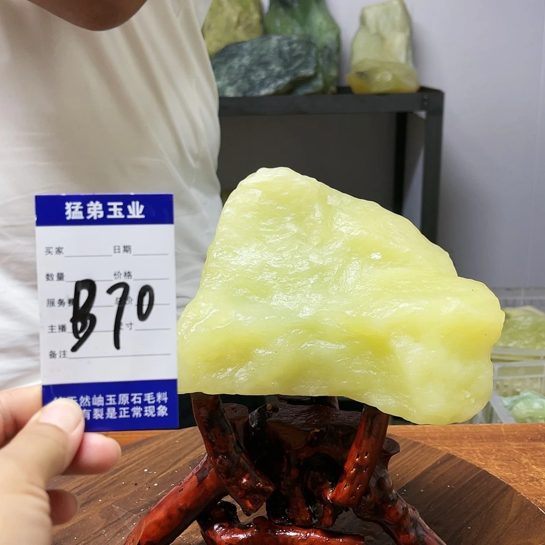 蛇纹石玉原石未镶嵌人**天