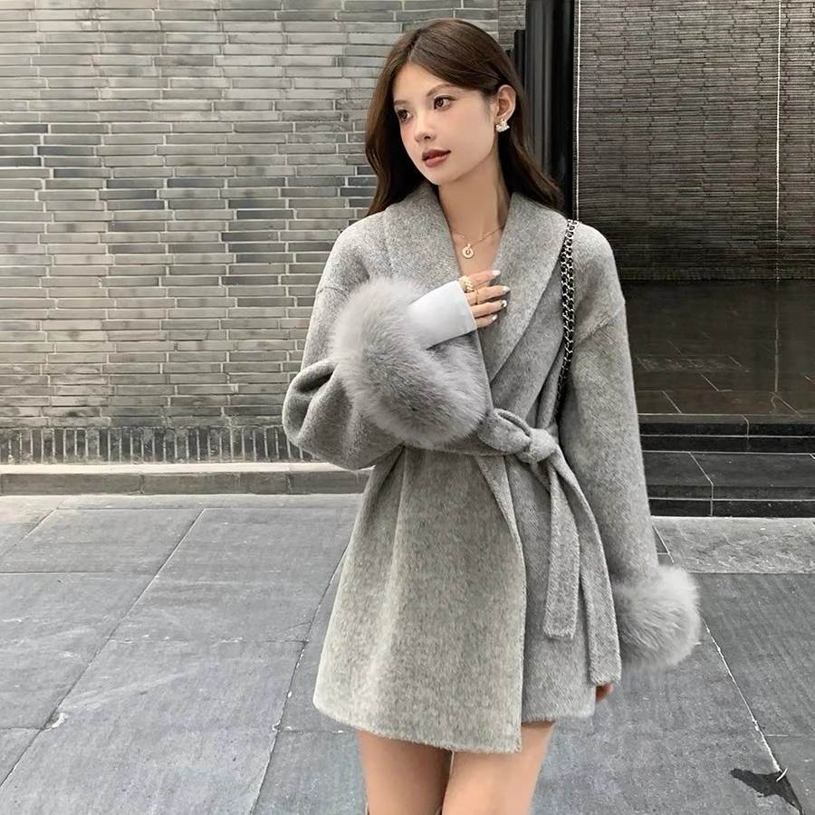 "夜与都柏林“新款羊毛大衣女袖口狐狸毛高级感斗篷毛呢外套女2023