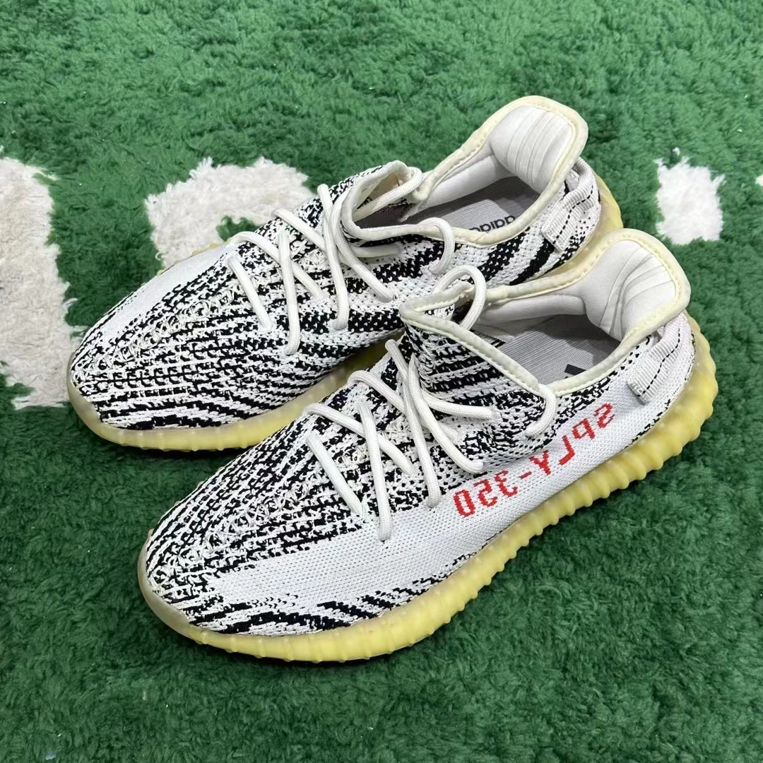 42码/ Adidas Yeezy 白斑马 低帮休闲鞋 公价2229
