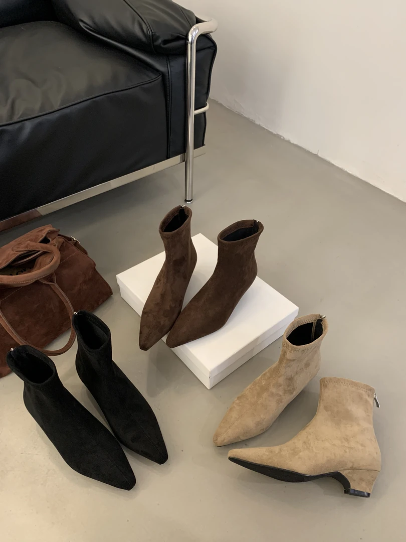 2025新款秋冬复古绒面小踝靴女法式美拉德粗跟百搭尖头粗跟短靴女