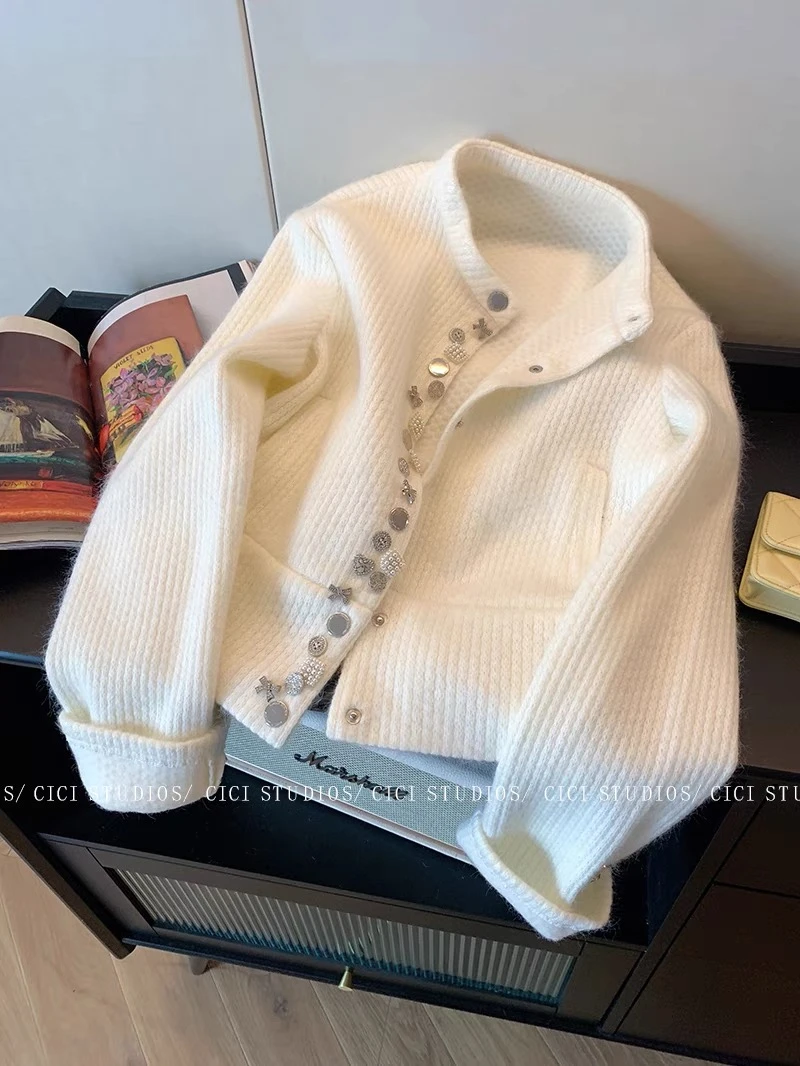 官图设计感多纽扣圆领针织外套女2024秋冬季新款温柔韩版软糯毛衣